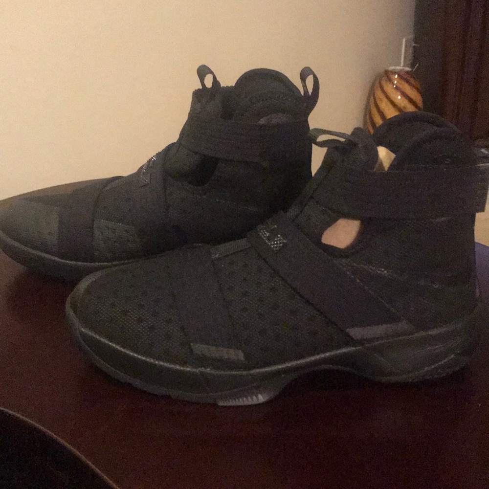 LeBron Soldier 10 (GS) Size 7 Youth